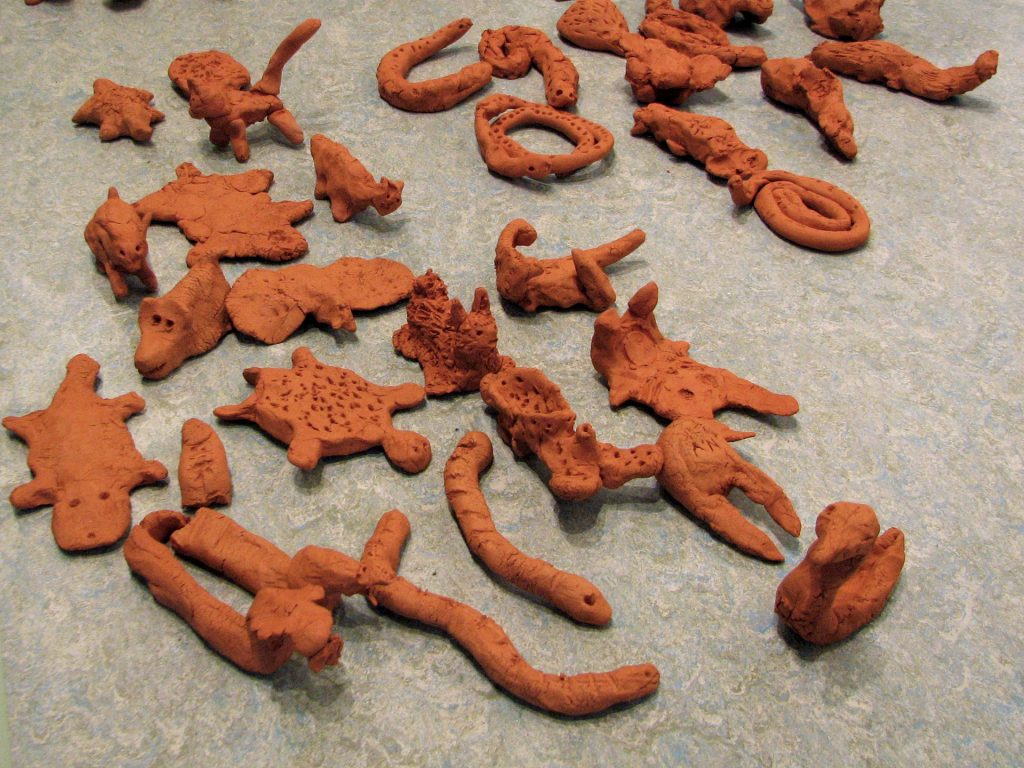 Små djur som formats av lera och bränts i keramikugn.