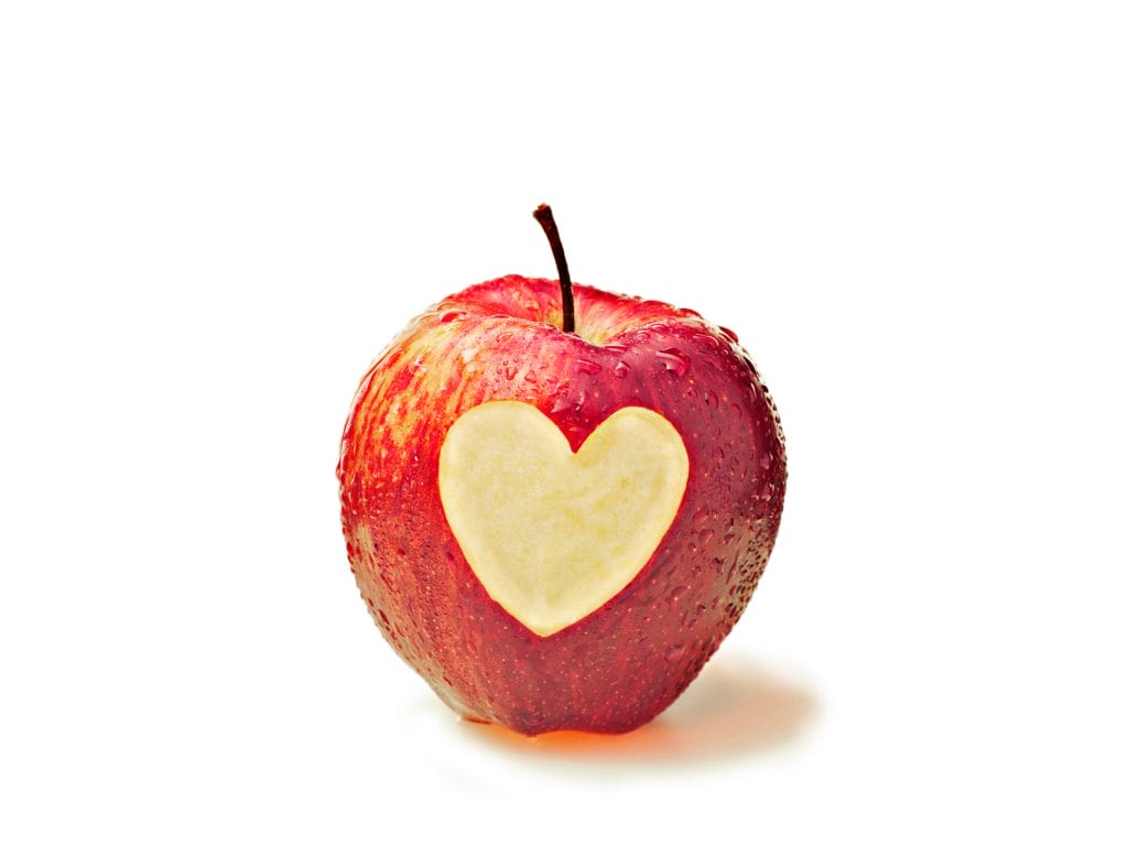 punainen omena, johon kaiverrettu sydän
