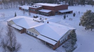 Lohtajan Kirkonkylän koulu ja monitoimihalli Maininki ilmakuvassa talvella 2021.