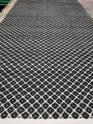 Mustavalkoinen ruutukuviollinen matto.