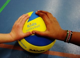 Händer på volleyboll