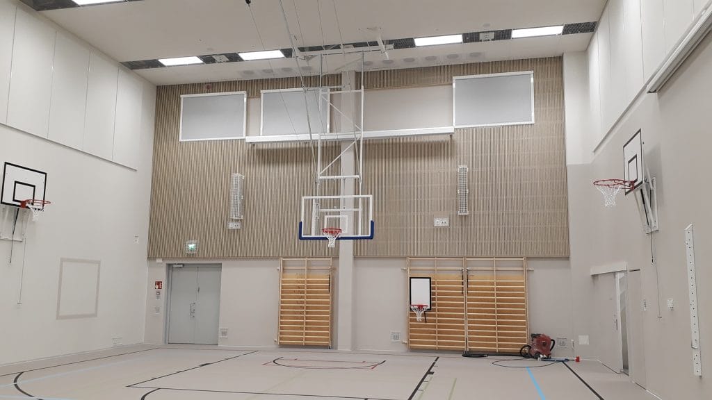 Ykspihlajan koulun liikuntasali puolapuineen ja koripallotelineineen.