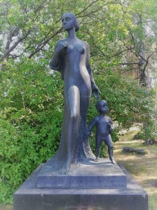 Veikko Leppänen pronssi patsasKarjalaan jääneiden vainajien muistopatsas. Patsaassa äiti seisoo lapsensa vieressä ja he katsovat sivuille