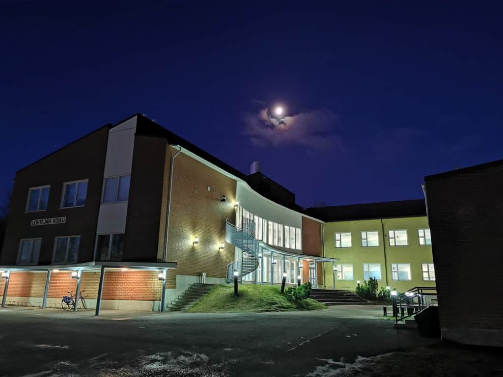 Lohtajan koulu marraskuisen aamun kuun valossa.
