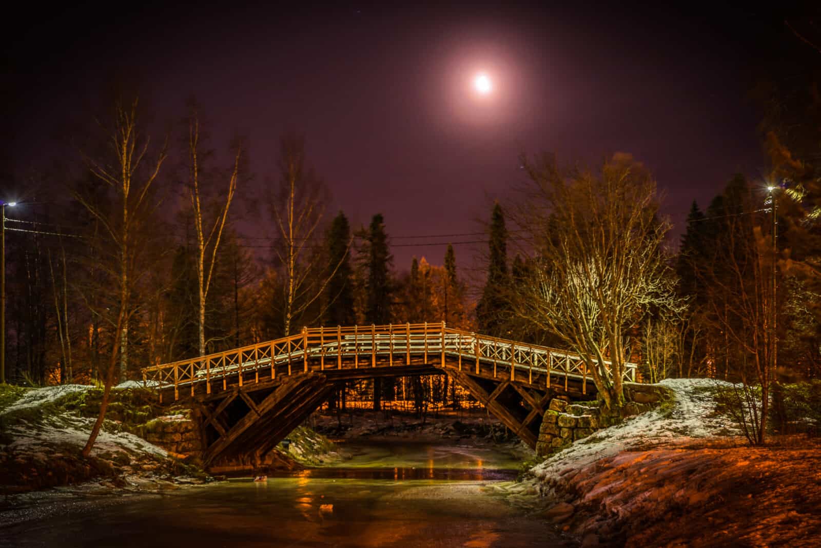 Öinen näkymä Punaiselle sillalle