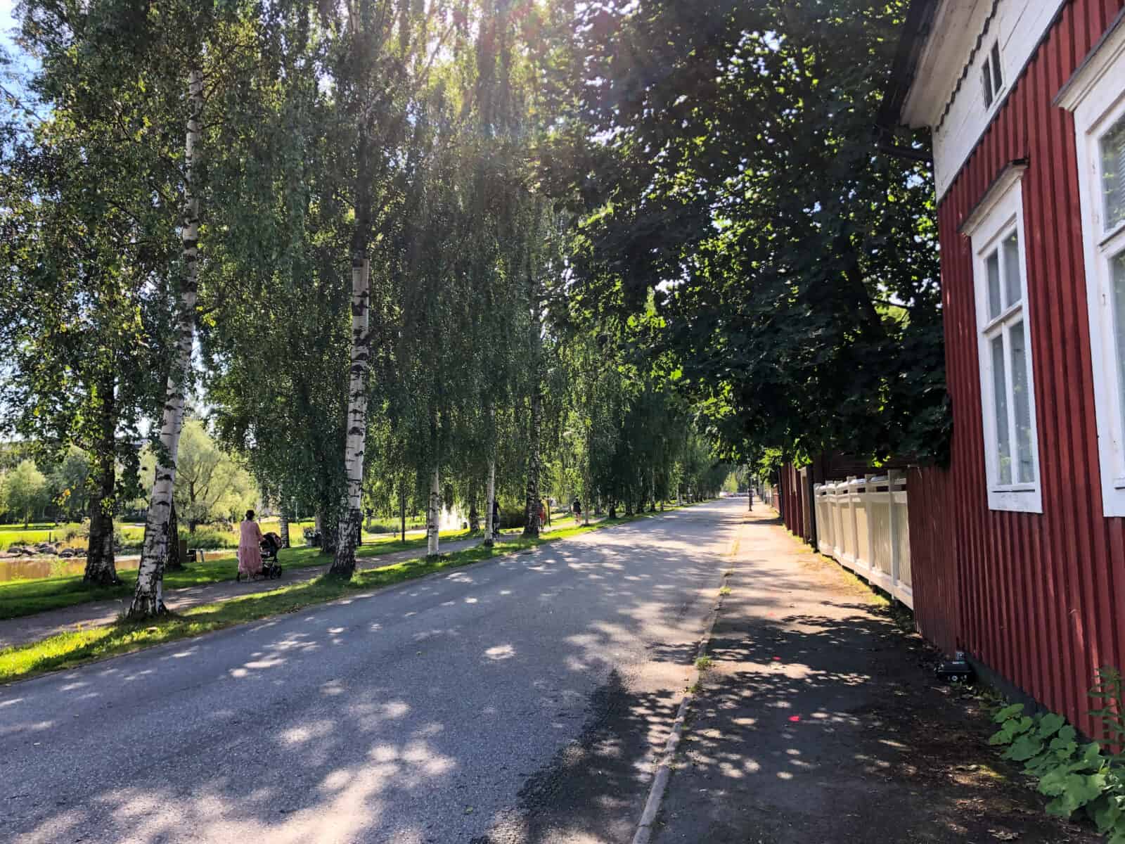 Rantakadun ajorataa ja jalkakäytävää Antti Chydeniuksen kadun puoleisessa päässä. Oikealla punaisen puutalon seinä, vasemmalla koivukuja