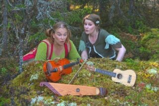 Lastenmusiikkia esittävän yhtyeen Tuovi ja Pörri ihmettelevät soittimia metsässä