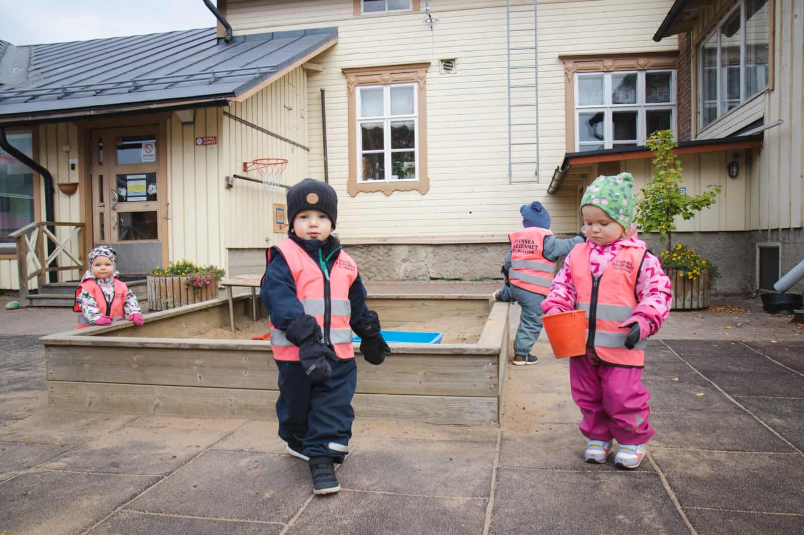 Lapset leikkivät Svenska daghemmetin pihalla