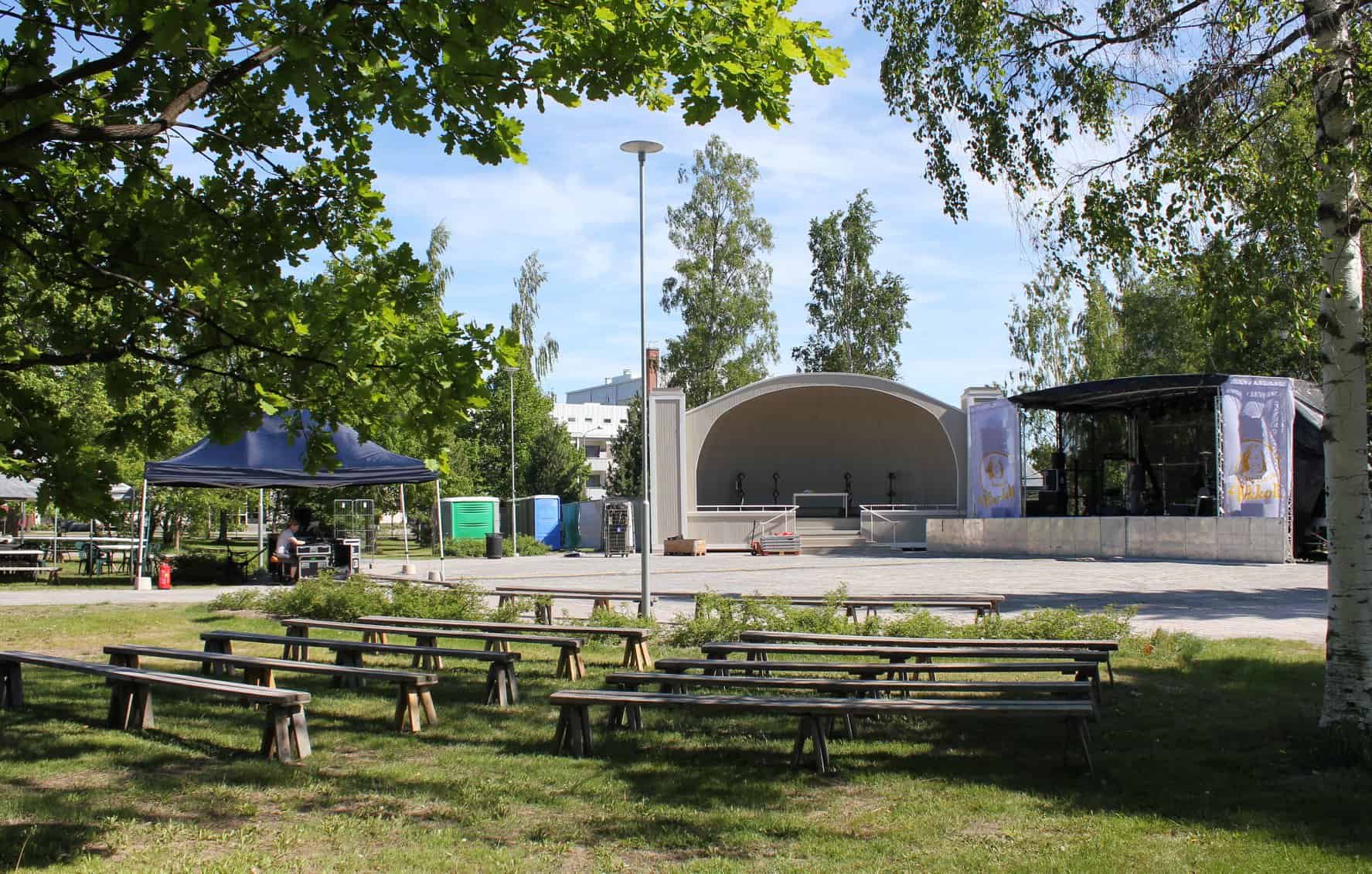 Näkymä puistoon rakennetusta lavasta ja penkeistä ennen tapahtuman alkua