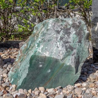 Kiepin kivilajinäyttelyn vihreä näytelohkare.